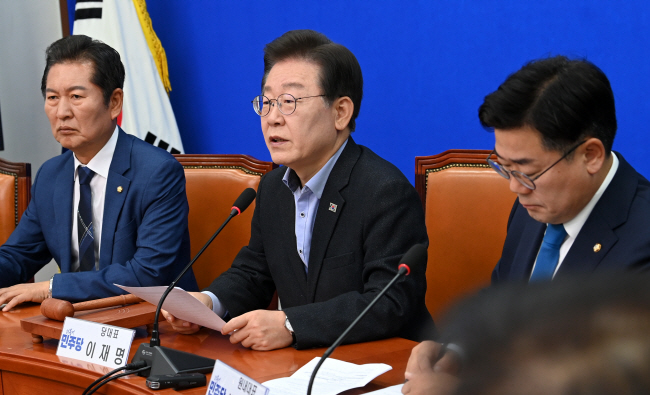 이재명(오른쪽) 더불어민주당 대표가 3일 오전 국회에서 열린 최고위원회의에서 모두발언을 하고 있다. 곽성호 기자