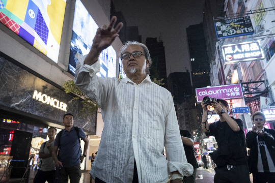 홍콩 예술가 산무 첸이 3일 오후 홍콩 코즈웨이베이에서 톈안먼 사태 발생 날짜인 1989년 6월 4일을 뜻하는 ‘8964’를 허공에 한자로 쓰고 있다. AP 연합뉴스