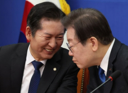 이재명 더불어민주당 대표가 서울 여의도 국회에서 열린 최고위원회의에서 정청래 최고위원과 대화하고 있다. 뉴시스