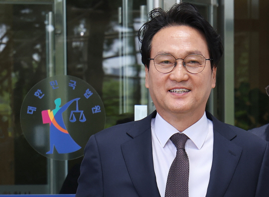 안민석 전 더불어민주당 국회의원이 지난 4월 23일 경기도 수원지방법원에서 열린 첫 공판을 마친 뒤 취재진의 질문에 답하고 있다. 공동취재단