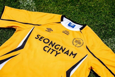 프로축구 성남 FC의 창단 35주년 기념 유니폼. 성남 FC 제공