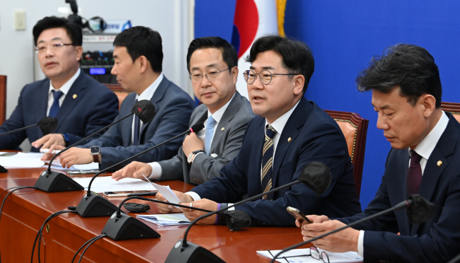 박찬대(오른쪽 두 번째) 더불어민주당 원내대표가 4일 오전 국회에서 열린 22대 국회의원 임기 개시 후 첫 원내대책회의에서 모두발언을 하고 있다. 곽성호 기자