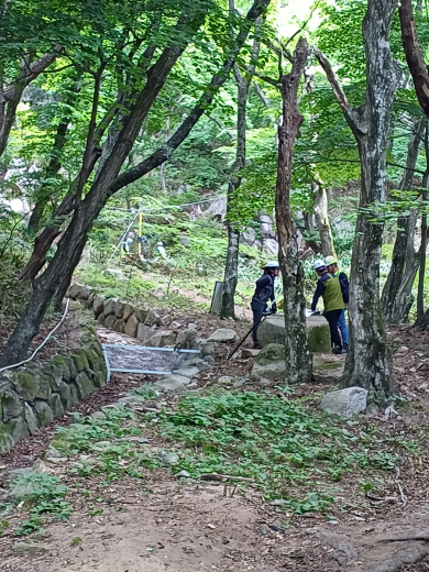 지난 4일 경북 경주시 진현동 석굴암 북서쪽 일대에서 작업자들이 지난해 태풍으로 발생한 산사태 복구를 위해 도면을 보며 의논하고 있다. 박천학 기자
