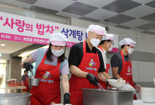구자은(왼쪽 두 번째) LS 회장이 5일 서울 용산구에서 ‘사랑의 밥차’ 봉사활동을 통해 독거노인들에게 전복삼계탕을 제공하고 있다. LS 제공