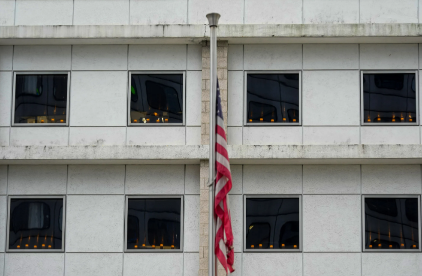4일 홍콩 주재 미국 영사관에 촛불이 켜져 있다. SCMP 캡처