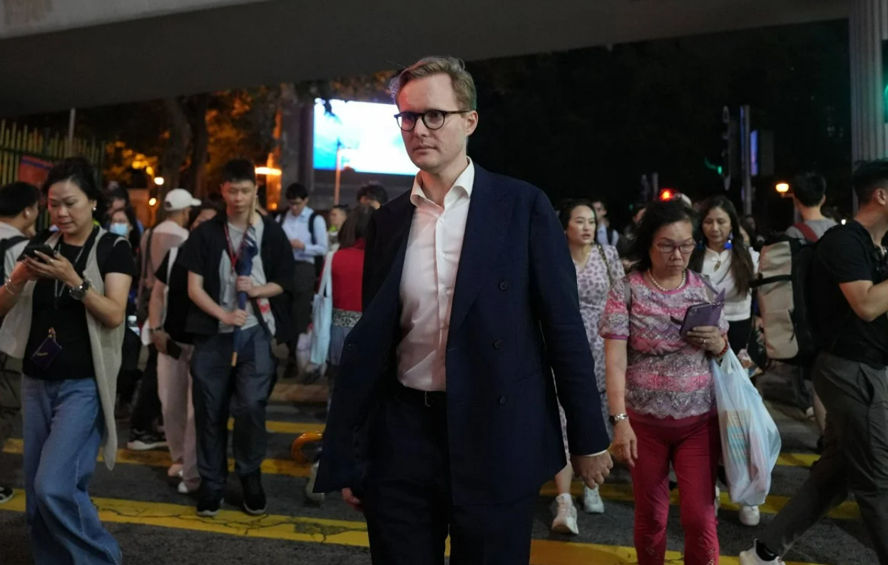 마티아스 카우프만 유럽연합 대표사무소 부소장이 4일 빅토리아 파크를 걸어가고 있다. SCMP 캡처