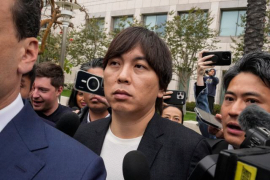 미국프로야구(MLB) 로스앤젤레스(LA) 다저스 소속 선수 오타니 쇼헤이의 전 통역사 미즈하라 잇페이(가운데)가 4일 캘리포니아주 샌타애나 연방법원에서 열린 형사 재판에 출석해 은행 사기 및 허위 소득 신고 혐의를 인정한 뒤 법원을 나오고 있다. AP 연합뉴스