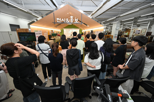 지난해 서울 송파구의 ‘청년 행정체험단’청년들이 새활용센터를 방문하고 있다. 송파구청 제공