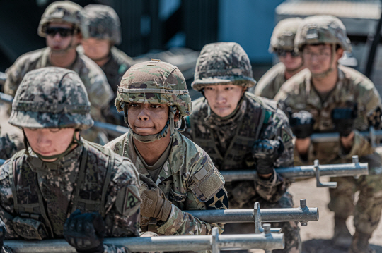 지난 3월  20일 오전 경기 연천군 임진강에서 실시된 한미연합 제병협동 도하훈련에서 양군이 부교를 조립하고 있다. 이날 훈련에는 육군 5공병여단과 미2사단, 한미연합사단 11공병대대 등이 참가했다. 육군 제공