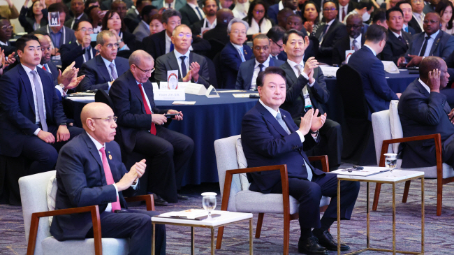 윤석열 대통령이 ‘한·아프리카 정상회의’ 둘째 날인 5일 오전 서울 중구 롯데호텔에서 열린 ‘2024 한·아프리카 비즈니스 서밋’ 개회식에 참석해 아프리카연합(AU) 의장인 무함마드 울드 가즈아니(앞줄 왼쪽) 모리타니아 대통령 등과 함께 박수를 치고 있다.    연합뉴스