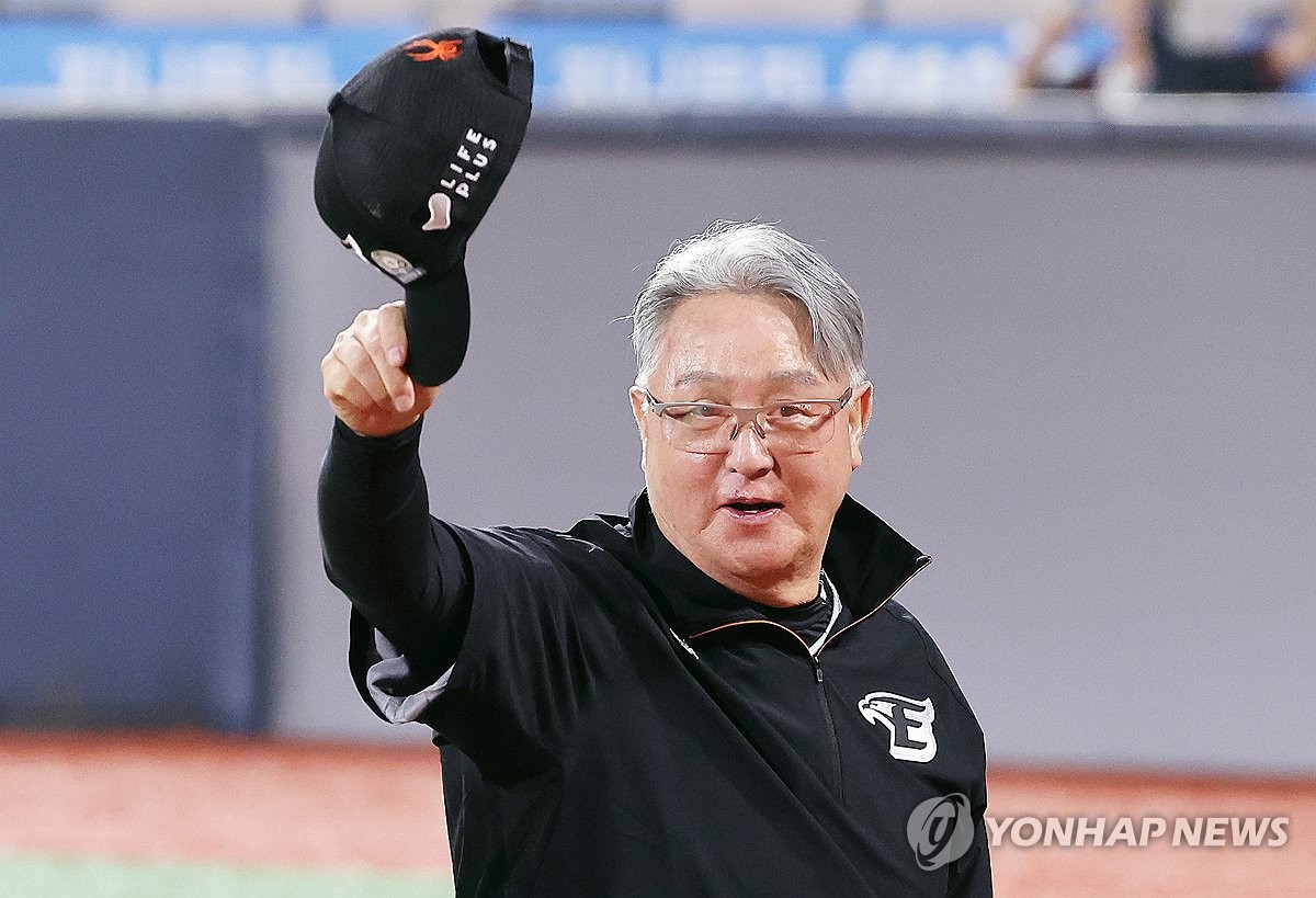 (수원=연합뉴스) 4일 경기도 수원케이티위즈파크에서 열린 2024 KBO리그 프로야구 한화 이글스와 kt wiz의 경기. 8-2로 승리한 한화 김경문 감독이 팬들에게 인사하고 있다. 2024.6.4