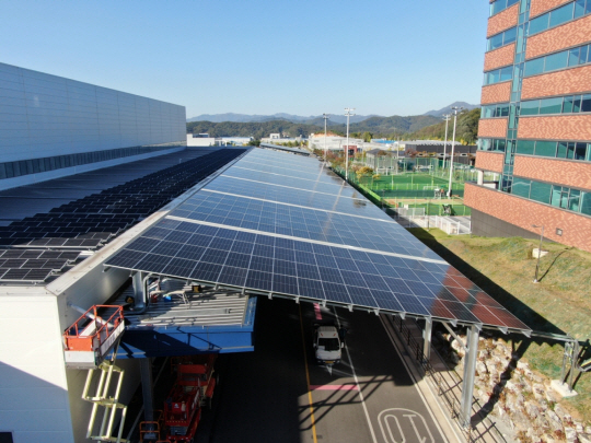 현대엘리베이터 충주 스마트 캠퍼스에 설치된 캐노피형 태양광 발전시설.