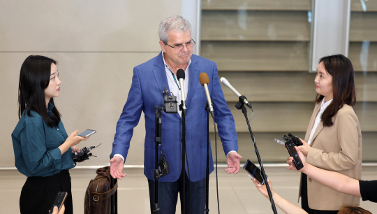 미국 심해 기술평가 기업 액트지오의 대표 비토르 아브레우 박사가 5일 인천국제공항을 통해 입국하고 있다. 뉴시스