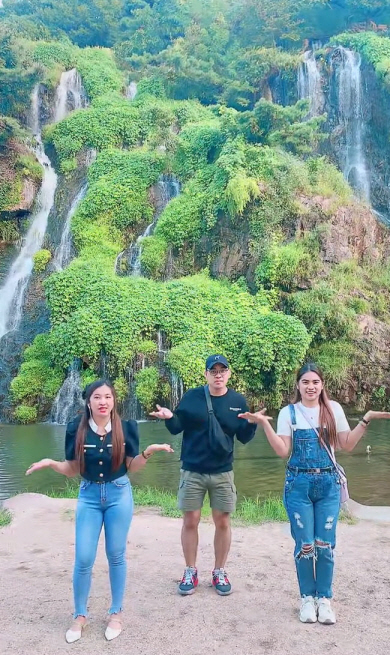 외국인 관광객들이 폭포를 배경으로 SNS에 올릴 K-팝 댄스 커버 영상을 찍고 있는 모습. 틱톡 캡처