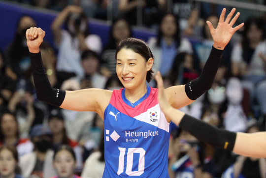 8일 오후 서울 송파구 잠실실내경기장에서 열린 김연경 국가대표 은퇴경기 팀 대한민국과 팀 코리아의 경기, 팀 대한민국 김연경이 득점한 뒤 기뻐하고 있다. 뉴시스