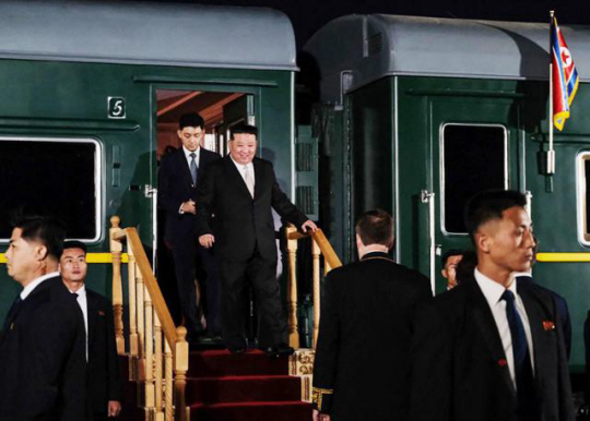 김정은 북한 국무위원장이 지난해 9월 12일 북한 철도가 연결된 러시아 하산역에 도착해 전용열차에서 내리고 있다. AFP 연합뉴스