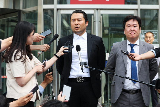 쌍방울 그룹의 800만 달러 대북송금 공모 및 억대 뇌물을 수수한 혐의 등으로 구속기소 된 이화영 전 경기도 평화부지사의 1심 선고 재판이 열린 7일 오후 경기도 수원시 영통구 수원지방법원 앞에서 이 전 부지사 측 김현철(왼쪽 두번째) 변호사가 재판을 마치고 나와 취재진 질문에 답하고 있다. 오른쪽이 법률대리인 중 한 명인 김광민 변호사. 연합뉴스