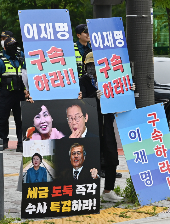 ‘쌍방울 대북송금’ 의혹으로 재판에 넘겨진 이화영 전 경기도 평화부지사의 1심 선고 공판이 열린 7일 경기도 수원시 영통구 수원지방법원 앞에서 보수단체가 집회를 하고 있다. 뉴시스 제공