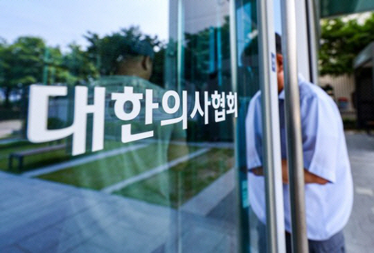 대한의사협회(의협)가 의대 증원안에 반발하며 대정부 투쟁 찬반을 묻는 투표를 진행한 가운데 지난 6일 오전 서울 용산구 대한의사협회에 긴장감이 돌고 있다. 연합뉴스