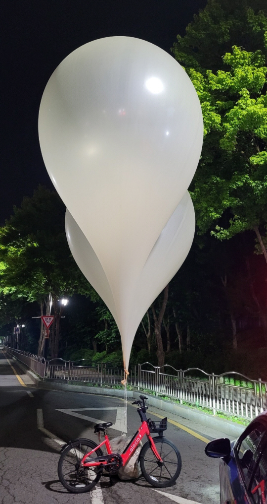 북한이 날린 대남 풍선이 9일 오전 경기 파주시 금촌동 한 도로에 떨어져 있다. 북한은 국내 민간 단체의 대북 전단 배포를 빌미로 지난달 28∼29일과 이달 1∼2일 등 2차례에 대남 오물 풍선을 날렸고, 총 1000개 가량이 식별됐다.독자 제공/연합뉴스 >
