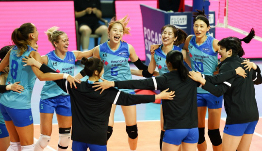 김연경(오른쪽 두 번째)이 9일 서울 송파구 잠실실내체육관에서 열린 KYK 인비테이셔널 2024 세계 여자배구 올스타전에서 승리한 뒤 동료들과 함께 기뻐하고 있다. 뉴시스