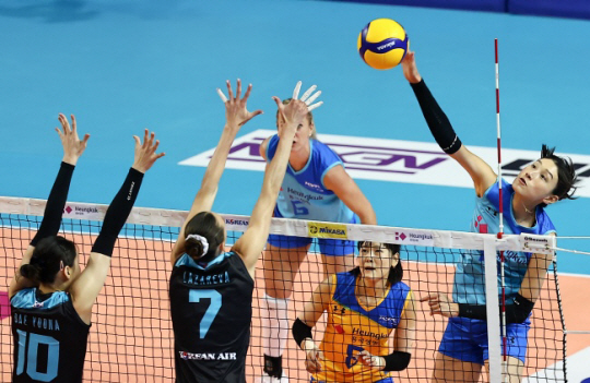 김연경이 9일 서울 송파구 잠실실내체육관에서 열린 KYK 인비테이셔널 2024 세계 여자배구 올스타전에서 강력한 스파이크를 시도하고 있다. 뉴시스