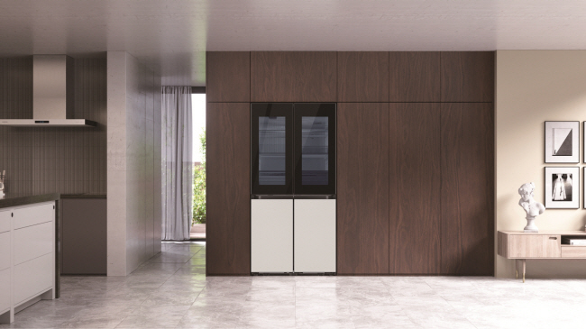 삼성전자의 ‘비스포크 AI 하이브리드’ 냉장고는 동력원과 사용량에 맞춰 냉각 방식을 자동조절하고 에너지 소비량을 일정하게 유지하는 에너지 최적화 기술이 적용됐다. 사진은 비스포크 AI 하이브리드 냉장고가 설치된 모습.  삼성전자 제공