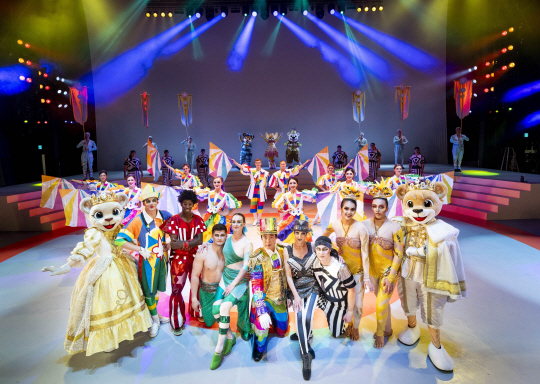 에버랜드 ‘레니의 컬러풀 드림’ 서커스 공연 출연진 단체 사진. 에버랜드 제공