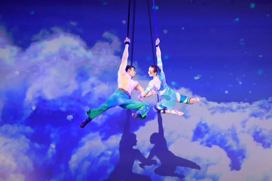 ‘레니의 컬러풀 드림’ 서커스 공연 가운데 에어리얼 루프 묘기. 에버랜드 제공