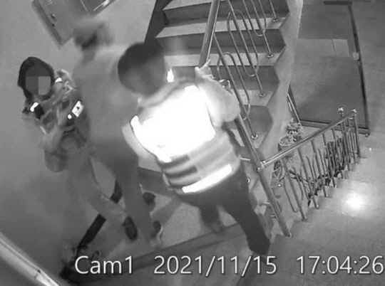지난 2021년 11월 15일 ‘인천 층간소음 흉기난동 사건’ 당시 CCTV 영상. 피해자 측 제공