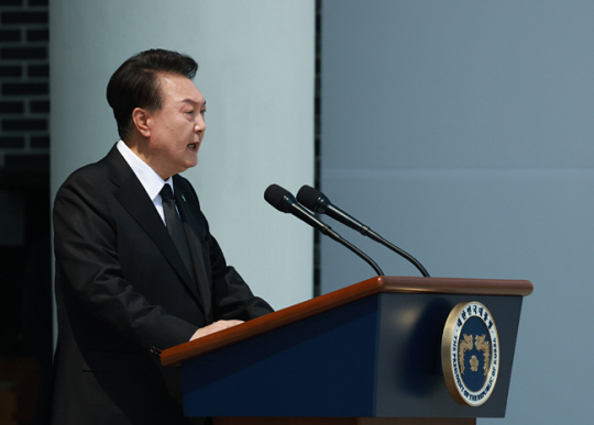 윤석열 대통령이 6일 서울 동작구 국립서울현충원에서 열린 제69회 현충일 추념식에서 추념사를 하고 있다. 연합뉴스