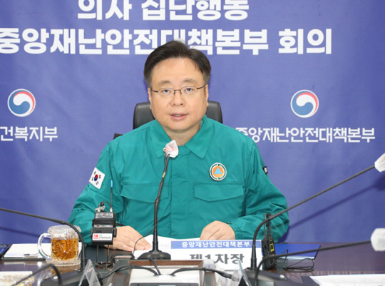 조규홍 보건복지부 장관이 10일 정부세종청사 보건복지부 영상회의실에서 의사 집단행동 중앙재난안전대책본부 회의를 주재하고 있다. 연합뉴스