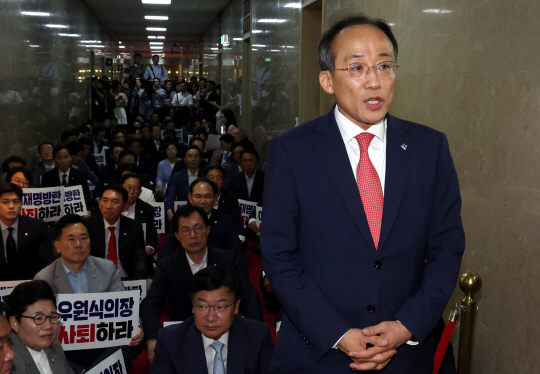 추경호 국민의힘 원내대표가 10일 오후 서울 여의도 국회 의장실 앞에서 열린 ‘민주당의 상임위원장 선출 절차 강행 시도 규탄’ 연좌시위에서 발언을 하고 있다. 뉴시스