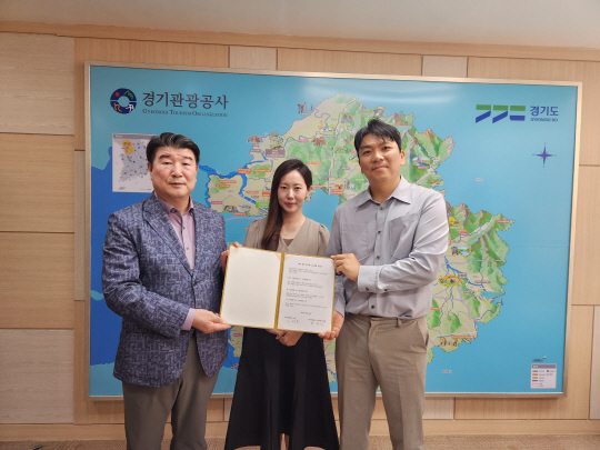 10일 경기 수원시 장안구 경기관광공사 회의실에서 조원용(왼쪽) 공사 사장과 최외석(오른쪽) 공사 노동조합 위원장이 ‘4·6·1 육아응원근무제’ 도입에 관한 노사공동선언문을 들어보이고 있다. 경기관광공사 제공