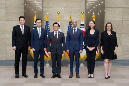 10일 서울에서 열린 3차 한미 핵협의그룹(NCG) 후 기념촬영하고 있다. 왼쪽부터 홍지표 외교부 북미국장, 백용진 국가안보실 안보전략비서관실 선임행정관, 조창래 국방부 국방정책실장, 비핀 나랑 미국 국방부 우주정책차관보 대행, 미라 랩-후퍼  미 백악관 국가안보회의 동아시아담당 선임보좌관, 알렉산드라 벨 미 국무부 군비통제·억제·안정부차관보. 국방부 제공