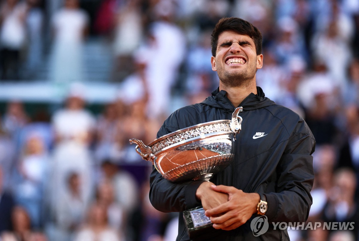 프랑스오픈 우승 트로피 든 알카라스[AFP=연합뉴스]