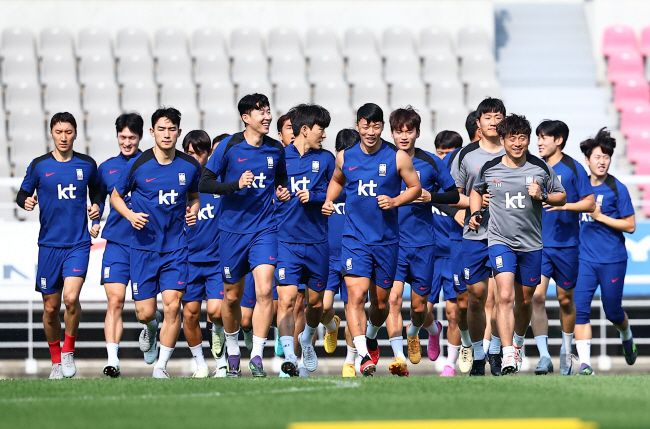 한국 축구대표팀 선수들이 2026 북중미월드컵 아시아 2차예선 최종 6차전을 하루 앞둔 10일 고양종합운동장에서 가벼운 달리기로 몸을 풀고 있다. 뉴시스