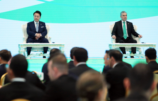 투르크메니스탄을 국빈 방문한 윤석열(왼쪽) 대통령과 구르반굴리 베르디무하메도프 투르크메니스탄 국가최고지도자 겸 인민이사회 의장이 11일(현지 시간) 아시가바트 투르크메니스탄 상공회의소에서 열린 한국-투르크메니스탄 비즈니스포럼에 참석하고 있다. 뉴시스