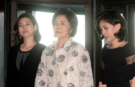홍라희(가운데) 전 삼성미술관 리움 관장과 이부진(오른쪽) 호텔신라 사장, 이서현 삼성물산 사장. 뉴시스