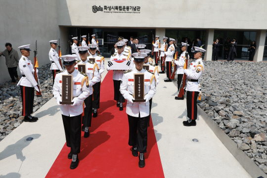 10일 경기 화성시 향남읍 제암리 일원 화성시독립운동기념관에서 국방부 의장대 장병들이 일제 강점기 벌어진 ‘고주리 학살사건’으로 희생된 순국선열 6명의 위패와 유해를 옮기고 있다. 화성시청 제공