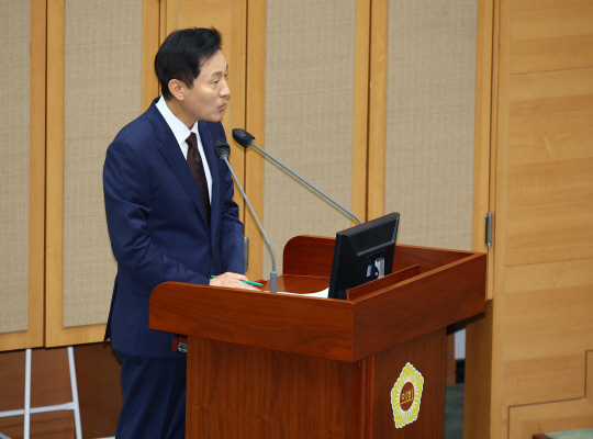오세훈 서울시장이 11일 오전 서울 중구 서울시의회에서 열린 제324회 시의회 정례회 제2차 본회의에서 유정인 의원의 시정질의에 답변하고 있다. 뉴시스