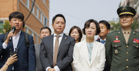 해병대 채모 상병 순직 사건 수사 이첩 관련 항명 및 상관 명예훼손 혐의로 기소된 박정훈(오른쪽) 전 수사단장의 5차 공판이 열린 11일 오전 서울 용산구 국방부 내 중앙지역 군사법원 입구에서 열린 기자회견에서 이준석(왼쪽) 개혁신당 의원이 추미애(오른쪽 두번째) 더불어민주당 의원에 이어 발언하고 있다. 연합뉴스