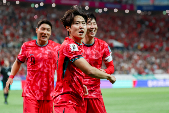 이강인이 11일 서울월드컵경기장에서 열린 2026 북중미월드컵 아시아 2차예선 C조 최종 6차전에서 후반 16분 선제골을 넣은 후 세리머니를 펼치고 있다. 연합뉴스