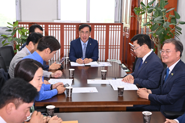 맹성규(가운데) 신임 국회 국토교통위원장이 11일 오전 서울 여의도 국회 국토교통위원장실에서 선임된 더불어민주당 위원들과 상견례를 하고 있다. 문호남 기자