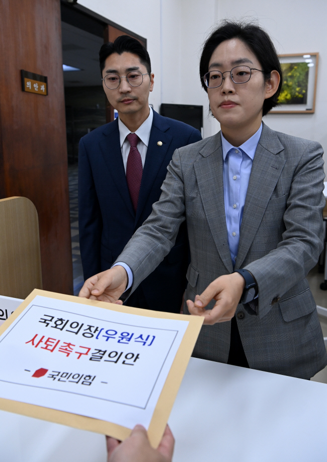 조지연(오른쪽) 국민의힘 의원이 11일 오전 당 의원총회에서 만장일치로 결의한 우원식 국회의장 사퇴 촉구 결의안을 국회 의안과에 제출하고 있다. 곽성호 기자