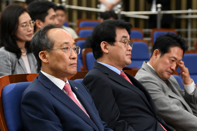 추경호(왼쪽) 국민의힘 원내대표가 11일 오전 국회에서 열린 의원총회에서 심각한 표정으로 앉아 있다. 문호남 기자