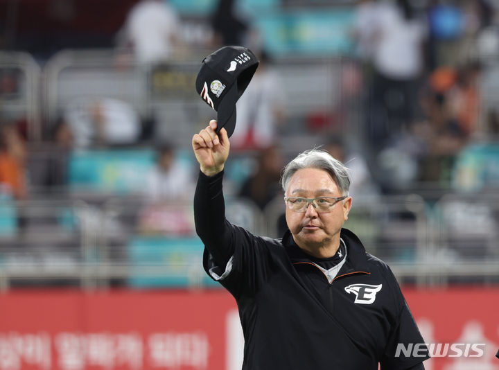 [수원=뉴시스] 6일 오후 경기 수원시 수원KT위즈파크에서 열린 2024 KBO리그 한화 이글스와 kt wiz의 경기, 6-0으로 승리한 한화 김경문 감독이 팬들에게 인사하고 있다. 2024.06.06.
