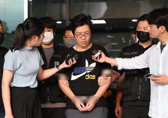 산속 둘레길에서 30대 여성을 성폭행하고 살해한 혐의로 구속된 최윤종이 지난해 8월 25일 서울 관악경찰서에서 검찰로 송치되고 있다. 뉴시스