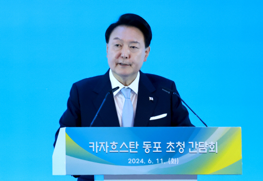 카자흐스탄을 국빈 방문한 윤석열 대통령이 11일(현지시간) 카자흐스탄 아스타나의 한 호텔에서 열린 고려인 동포·재외국민 초청 간담회에서 격려사를 하고 있다. 뉴시스