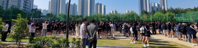12일 오전 전북 부안군에서 4.8 규모의 지진이 발생한 직후 전주의 모 중학교에서 학생과 교직원들이 운동장으로 대피해 모여 있다. 연합뉴스